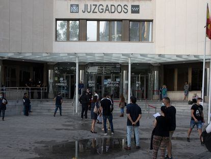 Colas en el aceso a los Juzgados de Plaza de Castilla en Madrid.