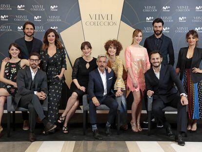 Arias (en el centro), con parte del reparto de Velvet Colecci&oacute;n, el lunes en la presentaci&oacute;n de la serie en Barcelona. 