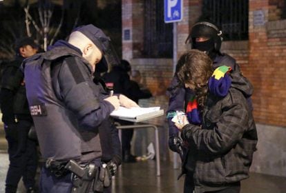 Un policía le toma los datos a un manifestante en la Cuesta Moyano.