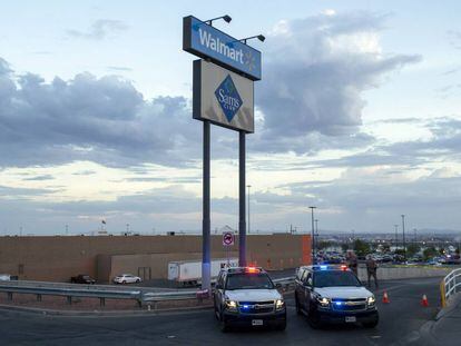 Coches de la policía fuera del Walmart en el que ocurrió el tiroteo de El Paso, Texas.