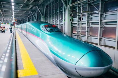 El tren bala Hokkaido Shinkansen en la estación de Shin-Aomori, en Japón.