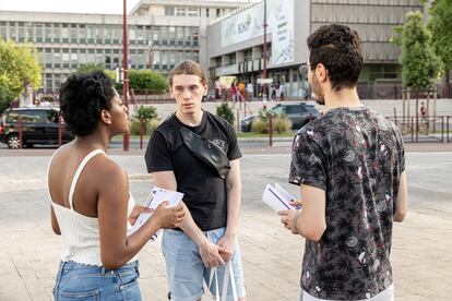 Chems, Yvana and Maxence have a discuss about strategy from the last evening of the legislativ campaign. 70% of those under 30 abstained during the first round of legislative elections in France. In Bondy, in Sene-Saint-Denis, young people explain to us.
Chems, Yvana et Maxence ont une discussion sur la derniere soiree de campagne des elections legislatives. 70% des moins de 30 ans se sont abstenus lors du premier tour des elections legislatives en France. A Bondy, en Sene-Saint-Denis, des jeunes nous expliquent.