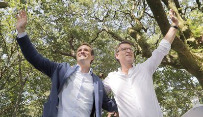Casado y Feijóo, este sábado, durante el acto de apertura del curso político en Carballeira de San Xusto, en Cotobade (A Coruña).