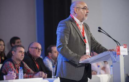 José Antonio Pastor se dirige a los delegados del Congreso del PSE de Bizkaia.