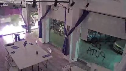Pantallazo del vídeo en el que se aprecian las llamas en la sede de Podemos en Cartagena tras el ataque del pasado abril.