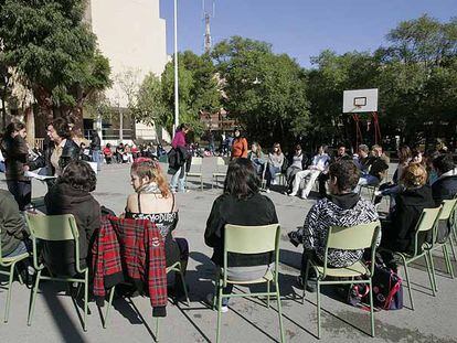 Alumnos del IES Carrús de Elche dan clase en el patio en protesta por la Ciudadanía en inglés.