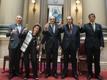 Los jueces de la Corte Suprema de Argentina Ricardo Lorenzetti (izquierda), Elena Highton de Nolasco (recién renunciada), Carlos Rosenkrantz, Juan Carlos Maqueda y Horacio Rosatti, recién elegido presidente.