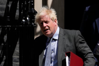 Johnson sale del 10 de Downing Street, en Londres, este miércoles.