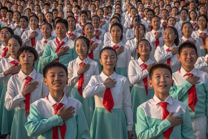 Varios niños participan en un ensayo de la celebración del centenario de la fundación del Partido Comunista de China, en Pekín. El presidente de China, Xi Jinping, destacó en su discurso la prosperidad moderada del país.