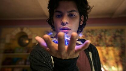 El actor Xolo Maridueña, en un fotograma de 'Blue Beetle'.