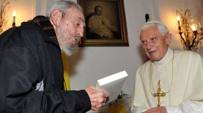 Fidel Castro recibe al papa Benedicto XVI en La Habana en 2012.