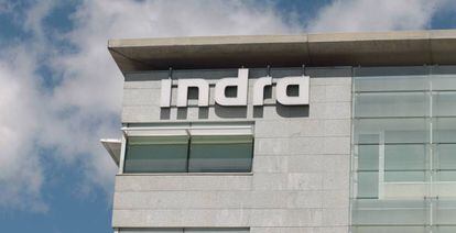 Logo de Indra en su sede de Madrid.