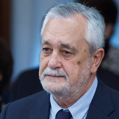 GRAF926 SEVILLA, 1/04/2018,- El expresidente andaluz José Antonio Griñán responde a las preguntas del fiscal en el juicio de la pieza política del caso ERE que tiene lugar hoy en la Audiencia de Sevilla, al rechazar el exconsejero de Empleo Antonio Fernández seguir contestando al juez. EFE/Raúl Caro ***POOL***