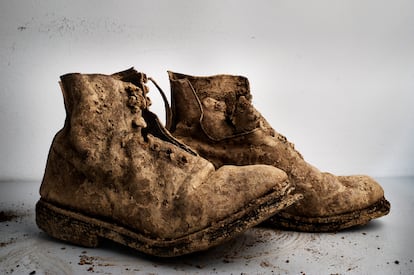 Estas botas de piel de becerra fueron exhumadas en 2010 durante una serie de catas arqueológicas realizadas por la Asociación para la Recuperación de la Memoria Histórica en busca de José Antonio Rivas Carballés, un vecino de Fraialde (Pol, Lugo) asesinado el 4 de septiembre de 1936. Los niños de la época, ya ancianos octogenarios, no conocían al hombre, pero nunca olvidaron aquel calzado “fuerte” y “muy bueno”. Los huesos del pie aún se encontraban en el interior.  
