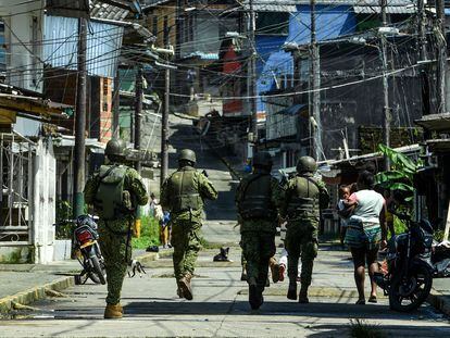 Militares patrullan las calles de Buenaventura (Colombia), el 3 de septiembre de 2023.