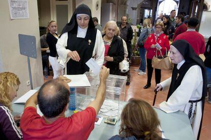 Una religiosa vota en un colegio electoral de Vic (Barcelona).