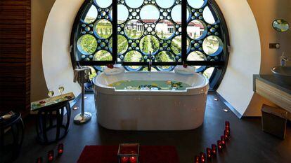 Baño relajante con vistas a los viñedos de Cavas Manistell.