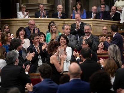 La nueva presidenta del Parlament, Anna Erra (Junts), es aplaudida tras conocer el resultado de la votación en la Cámara.