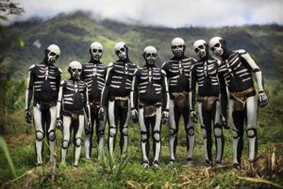 Miembros de la tribu Chimbu Skeleton en Paiya, en Papúa Nuena Guinea.