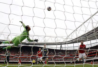 El balón supera al meta del Stoke en el tercer gol del Arsenal.