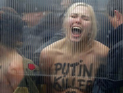 Una activista del grupo feminista Femen protesta frente al edificio del Consejo de la Unión Europea durante una manifestación contra la visita del presidente ruso Vladimir Putin a una cumbre UE-Rusia en Bruselas.