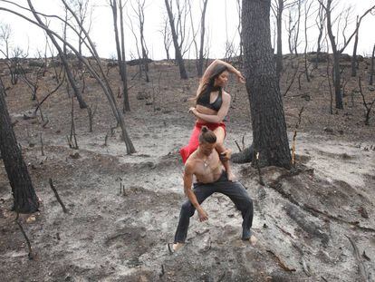 Els ballarins Edgar Cid i Rebeca Portillo, en un bosc cremat de la Ribera d'Ebre.