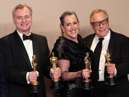 Christopher Nolan, Emma Thomas y Charles Roven posan con los oscar recibidos por 'Oppenheimer'.