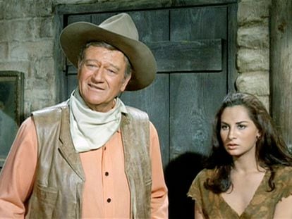 La actriz mexicana Susana Dosamantes con John Wayne, en un fotograma de 'Río Lobo' (1970), del director Howard Hawks.