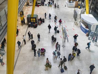 Viajeros en la terminal T-4 de Madrid-Barajas el pasado Miércoles Santo.