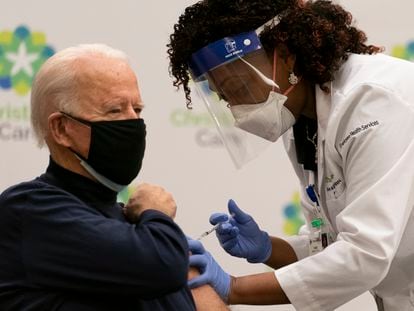 Joe Biden recibe la primera dosis de la vacuna contra el coronavirus de la enfermera Tabe Mase en Newark, Delaware.