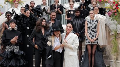 La diseñadora Juana Martín recibe el aplauso y las felicitaciones de los modelos de sus desfiles, entre ellos la actriz Rossy de Palma, al finalizar su desfile de alta costura en París, el 7 de julio de 2022.