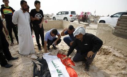 Un grupo de iraquíes llora la muerte en un atentado del general Abdulrahman Abu Raghif, jefe de las operaciones en Al Anbar.