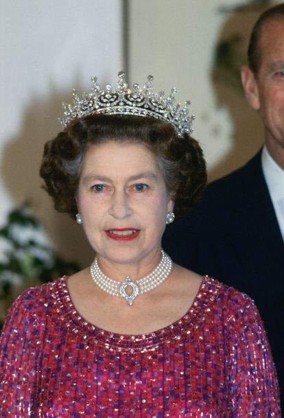 La reina Isabel II luce la gargantilla de cuatro vueltas con un broche de diamantes en el centro, en una cena estatal en Bangladés en 1983. 