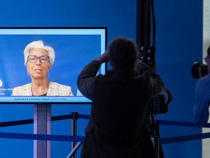 La presidenta del BCE, Christine Lagarde, ha tenido que atender a los medios a través de videoconferencia desde casa al tener covid-19.