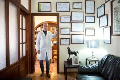 El exalcalde de Estepona, Antonio Barrientos, en su consulta médica el pasado jueves.