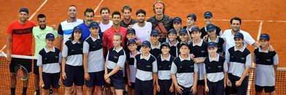 Dimitrov, de blanco y en el centro, el día 12 en Belgrado junto a Djokovic (a su lado) y otros tenistas. / AFP