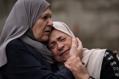 Mujeres palestinas lloran durante el funeral de cinco militantes muertos durante los enfrentamientos con el ejército israelí, en Tulkarem, Cisjordania, este miércoles.