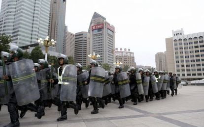Policías paramilitares en Urumqi, Xinjiang, en 2013.
