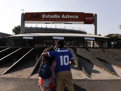Una pareja de aficionados rinde homenaje a Maradona a las puertas del estadio Azteca de México.