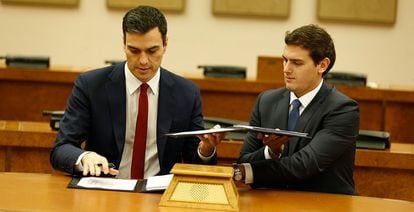 Pedro Sánchez y Albert Rivera, este miércoles, en la firma del acuerdo.