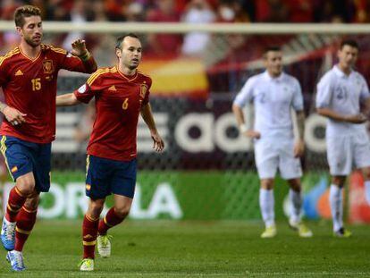Iniesta celebra con Ramos el gol del madridista ante Francia.