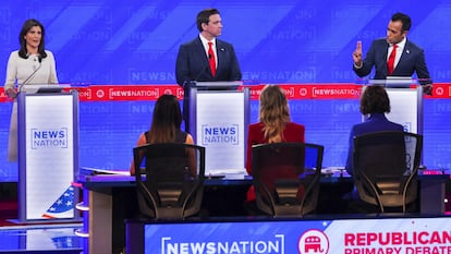 Nikki Haley, Ron DeSantis y Vivek Ramaswamy, en el cuarto debate de las primarias republicanas en Tuscaloosa, Alabama.