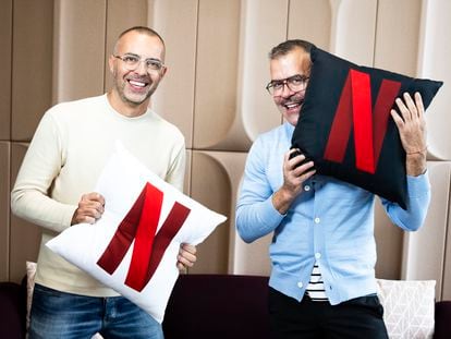 Óscar Cornejo (izquierda) y Adrián Madrid, responsables de la productora La Fábrica de la Tele, en las oficinas de Netflix en Madrid.