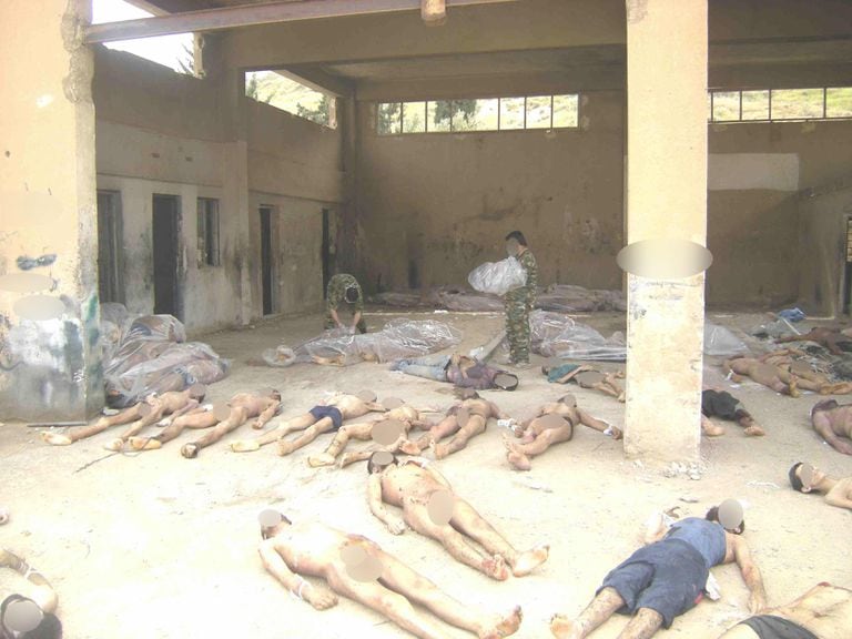 Los cuerpos de decenas de presos sirios yacen en una prisión del régimen, en una imagen difundida por un fotógrafo desertor en enero de 2014. GETTY