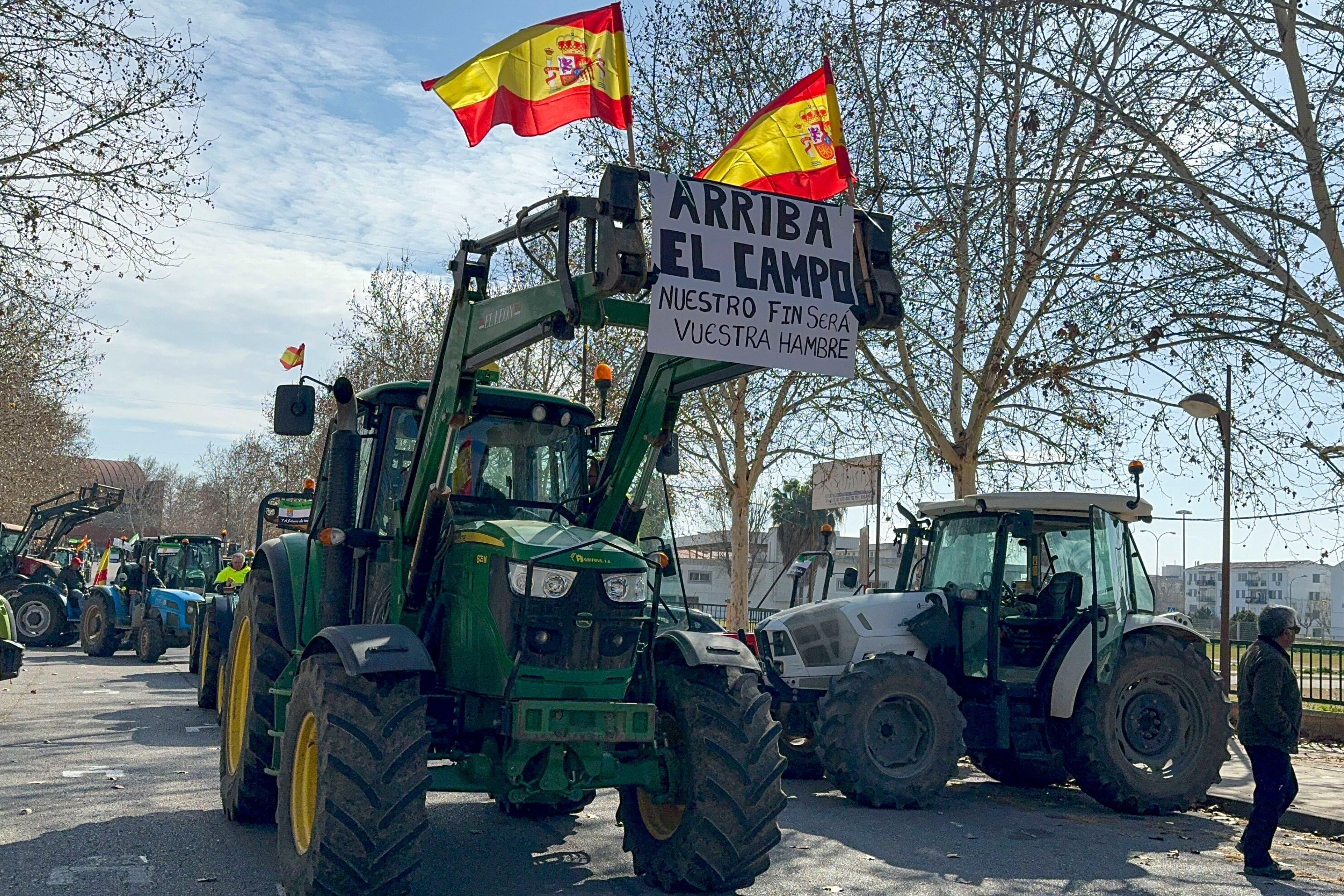 Fotografía de la concentración de tractores con motivo de las protestas del campo este martes, en Zafra (Badajoz).