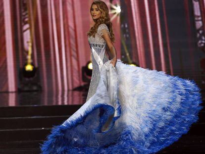 La candidata venezolana a Miss Universo, Mariam Habach, desfila con un vestido de noche el pasado jueves.