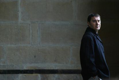 Arnaldo Otegi espera su turno para hablar en un mitin en Oiartzun, en diciembre de 2006.