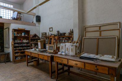 El estudio donde trabajaba la pintora Lucinda Urrusti, en su casa de Xochimilco, este mayo. 