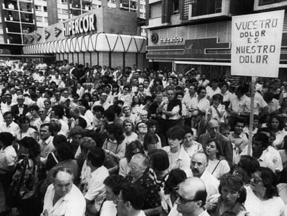 Manifestaci&oacute;n frente al centro comercial Hipercor en junio 1987, dos d&iacute;as despu&eacute;s de que ETA matara a 21 personas.
 