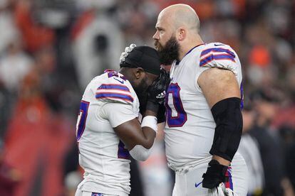 Tre'Davious White, de los Bills, lora junto a su compañero, Mitch Morse, tras el incidente de Hamlin.